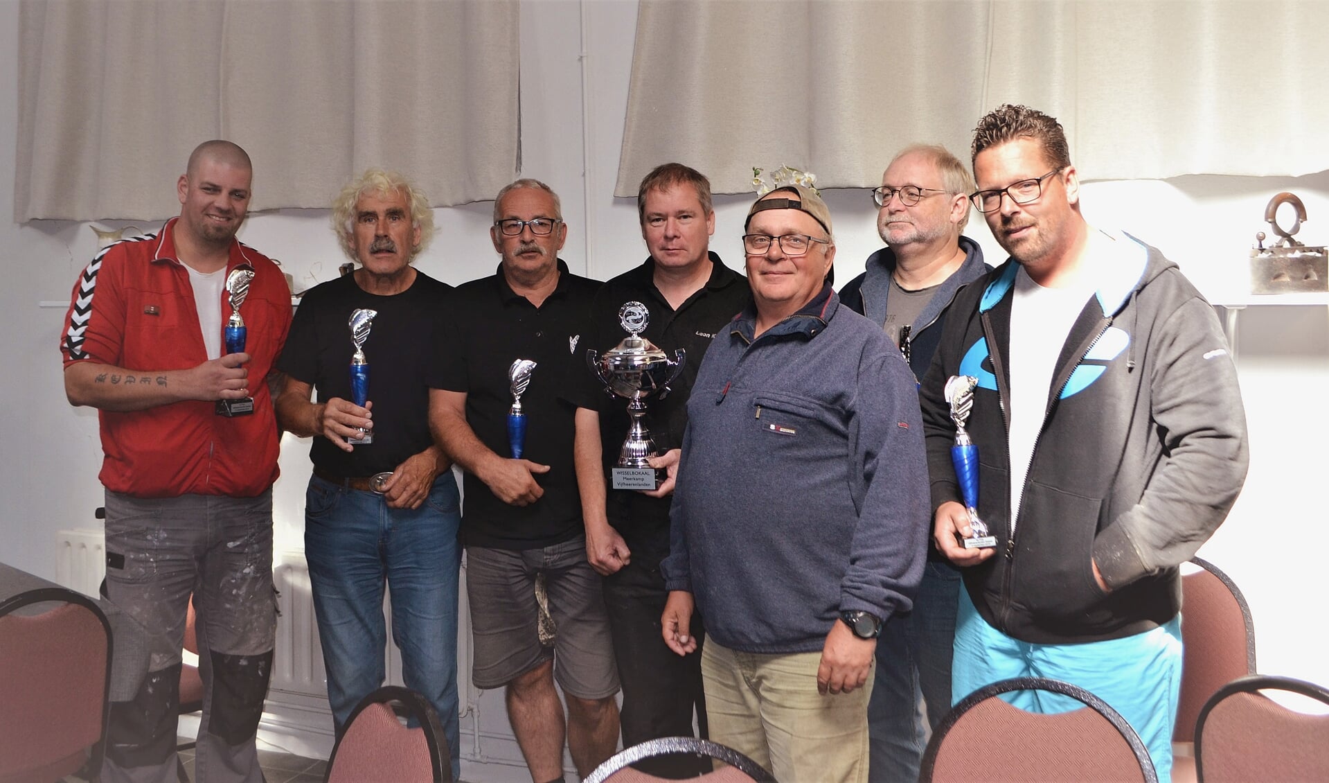 • De prijswinnaars van de viswedstrijd om de Vijfheerenlandenbokaal.