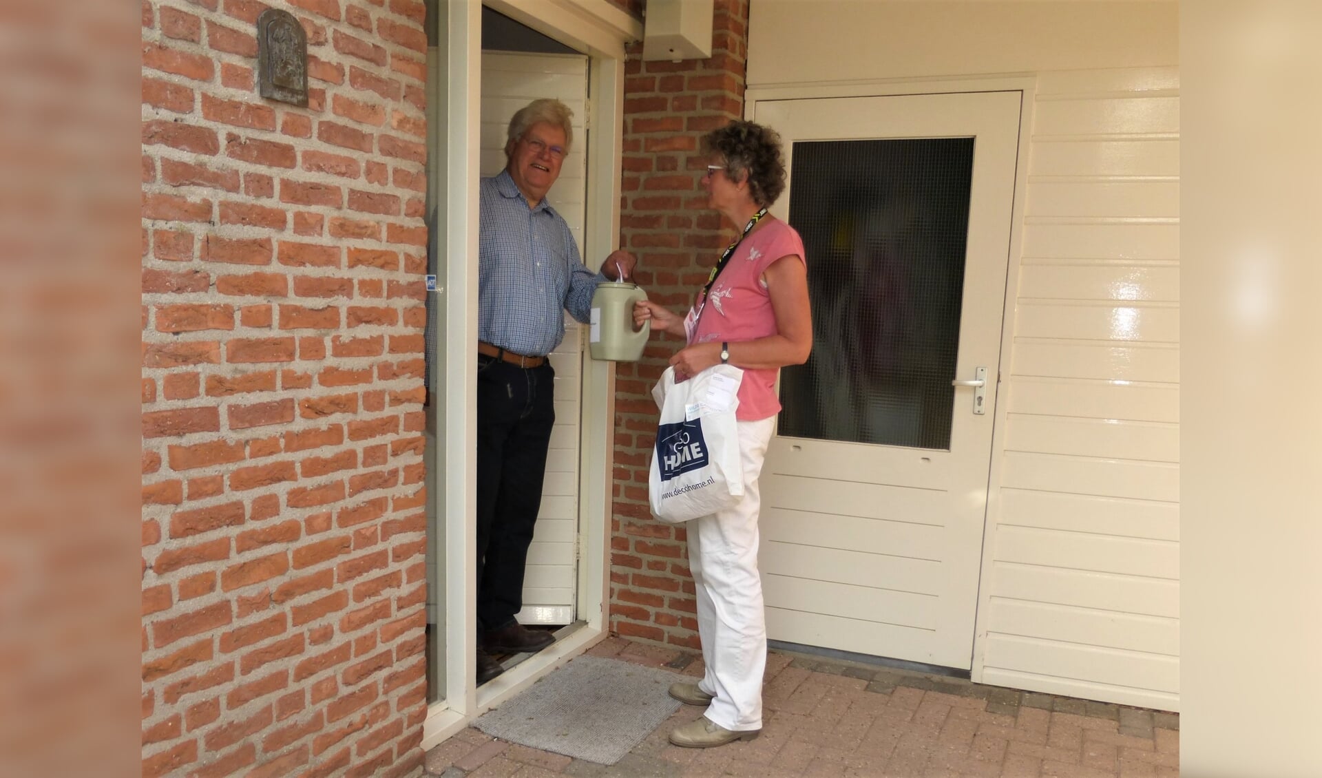 • In juli gingen vrijwilligers langs de deuren met de collectebus.