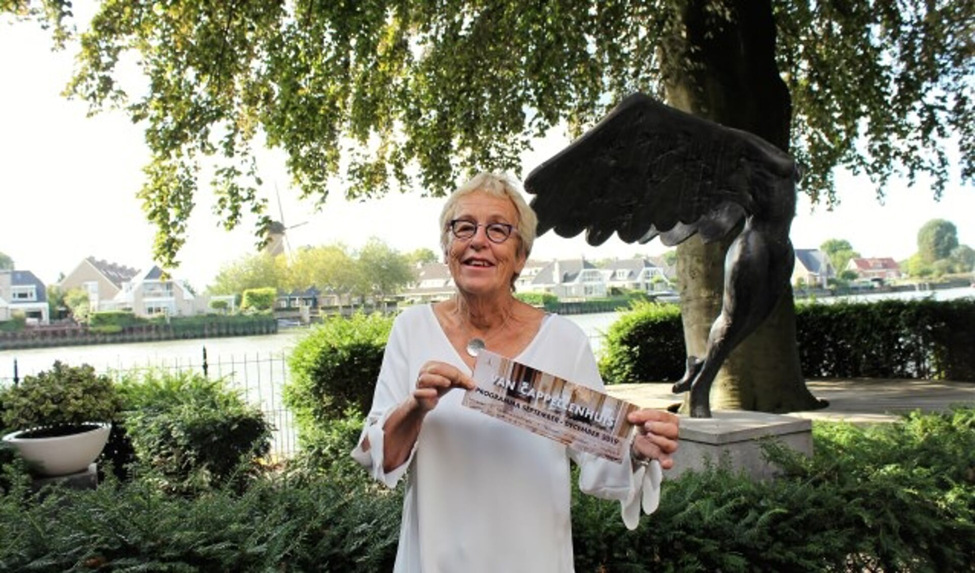 Marja Smit toont de nieuwe folder met activiteiten in het Van Cappellenhuis. Foto: Annemarie van der Ploeg