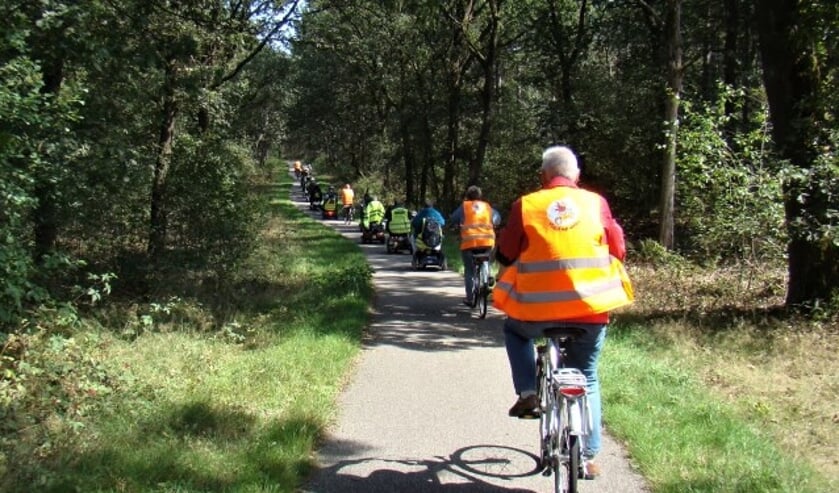 De deelnemers aan Flipje op wielen denken met veel plezier terug aan de uitgaansdag naar Overloon, waar door de bossen en langs de heide werd getoerd.  