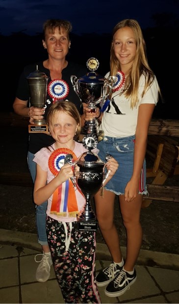 • De clubkampioenen van paardensportvereniging De Bommelerwaard.