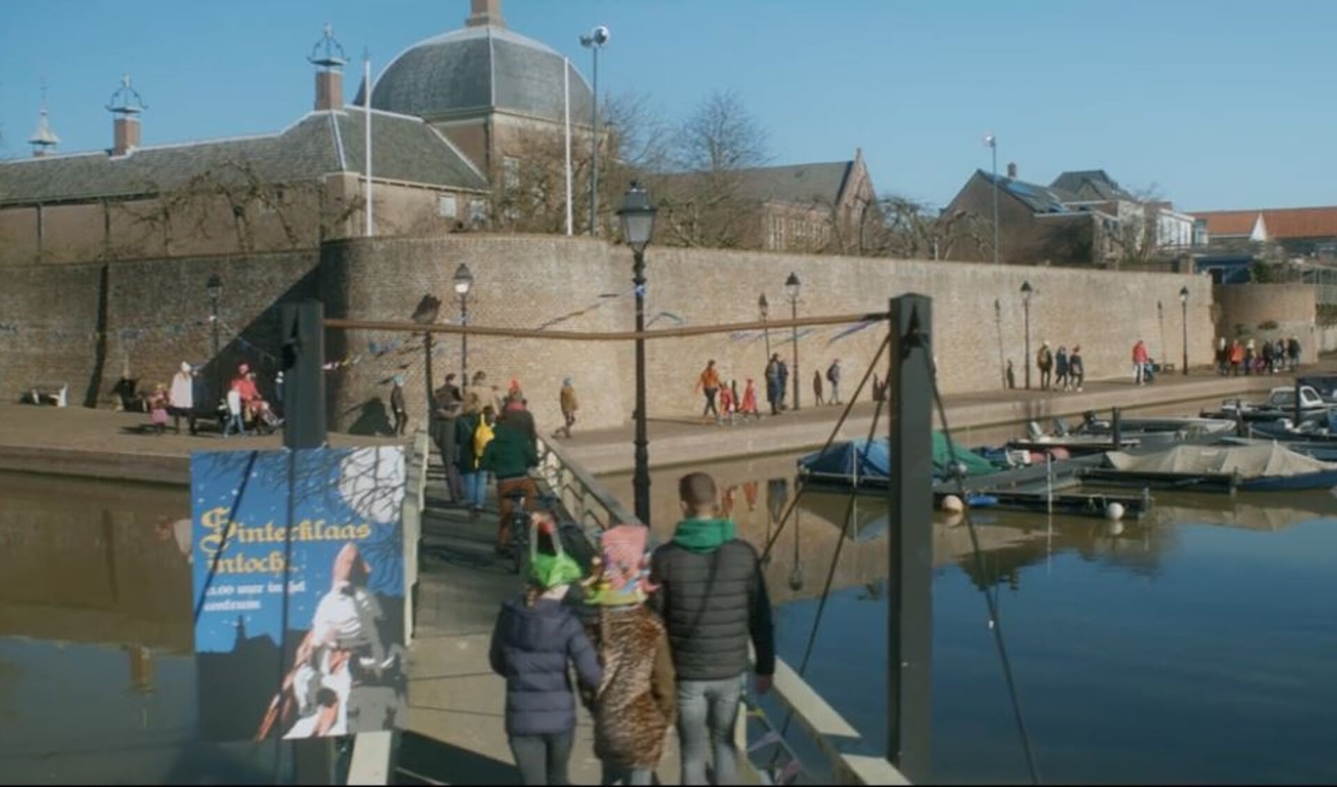• De trailer begint met een beeld van de Zuidwal en het Hofje in Leerdam.