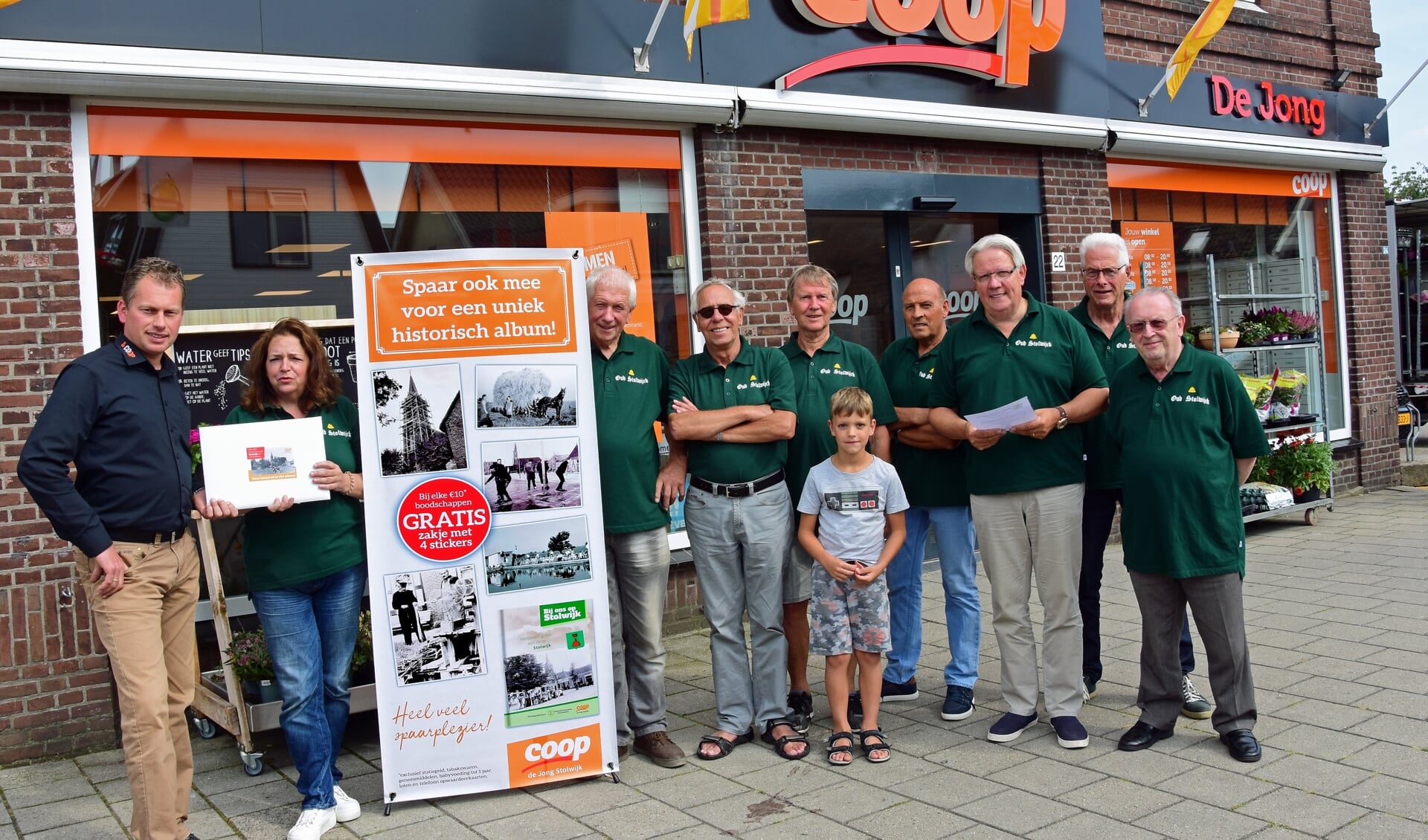 • Bestuursleden van Oud Stolwijck met supermarkteigenaar Gerrit de Jong.
