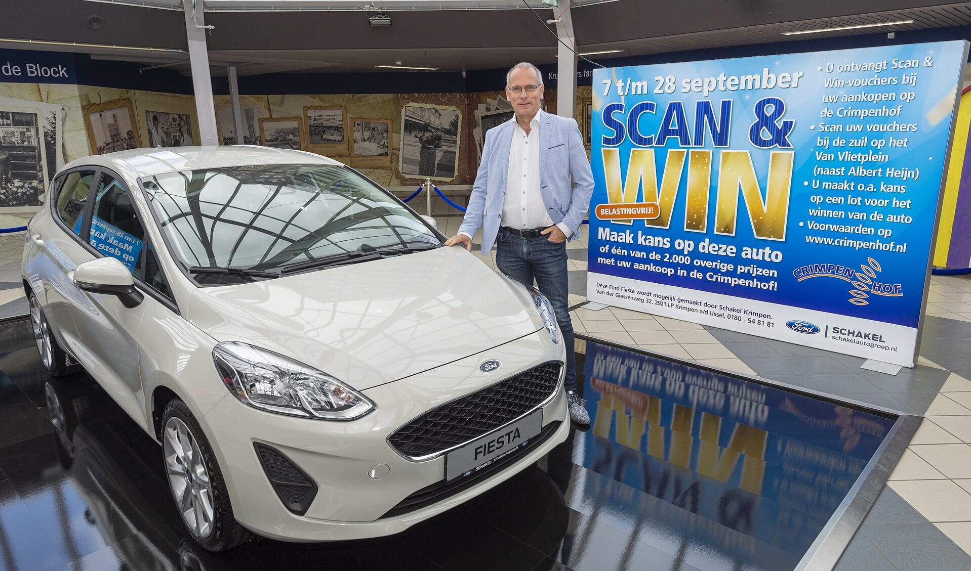 • Paul Vogels bij de hoofdprijs van de Scan & Win-actie: een Ford Fiësta. 