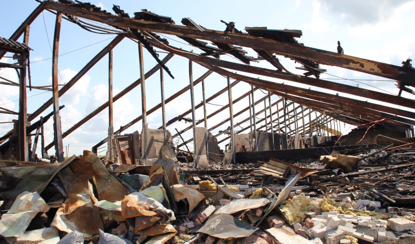 • Het gehavende geraamte van de uitgebrand stal in Streefkerk.