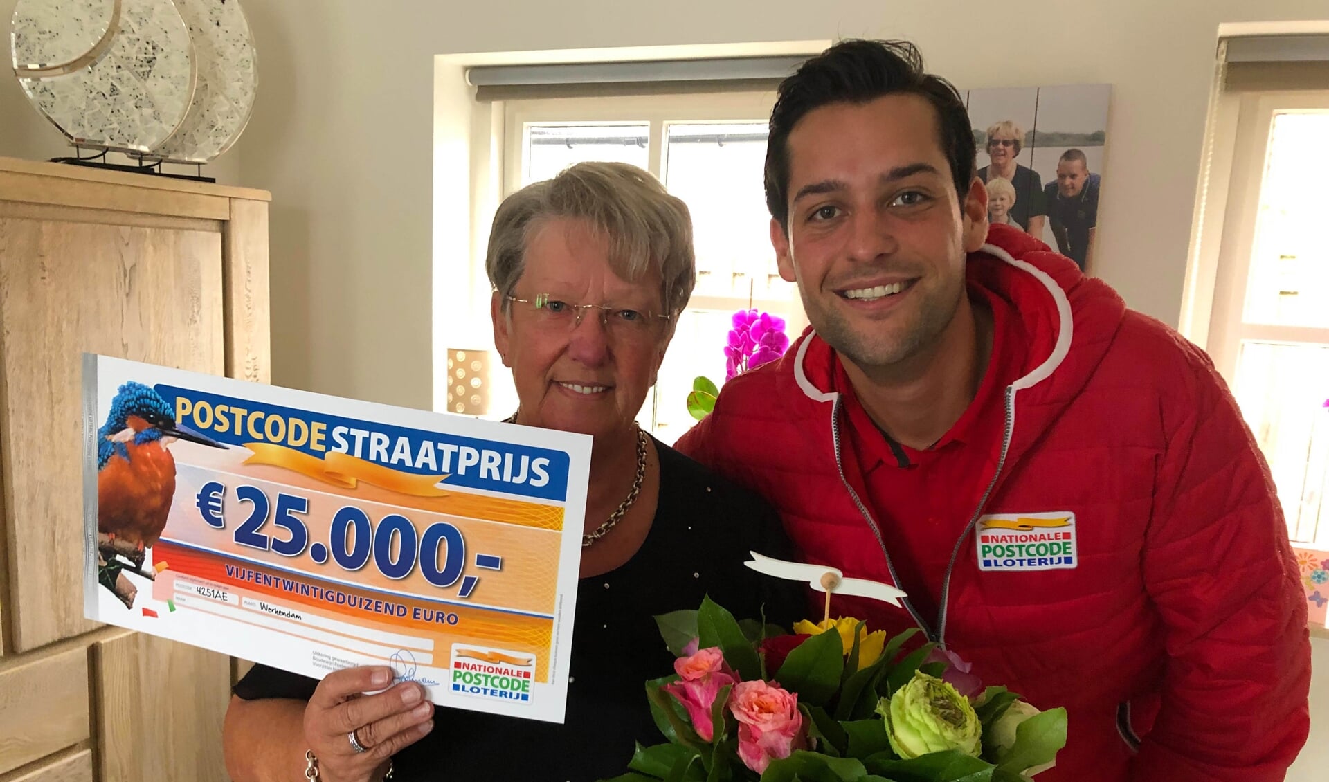 • Ina uit Werkendam werd verrast met een mooie cheque van de Postcode Loterij.