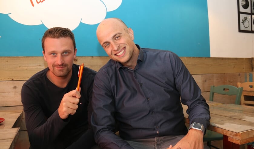 • Stijn Schuller en Ron Bassa met de pen waarmee het allemaal begon.