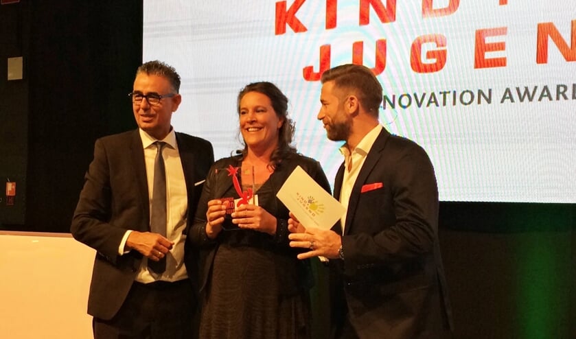 • Frederieke Meihuizen neemt de award in ontvangst.