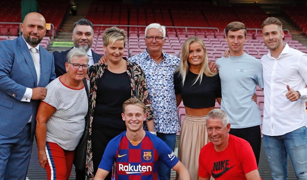 • Frenkie de Jong met zijn familie in Camp Nou.
