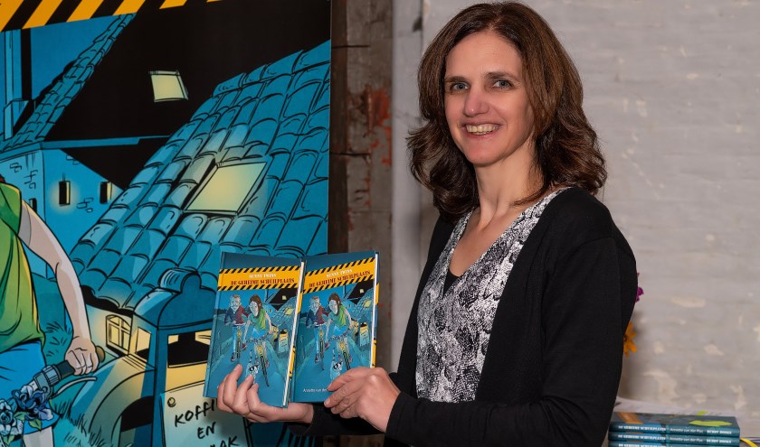 Annette van der Plas met haar boek.