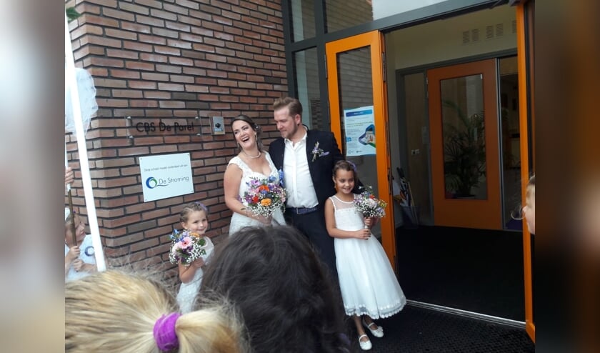 • Juf Catrie met bruidegom en bruidsmeisjes.