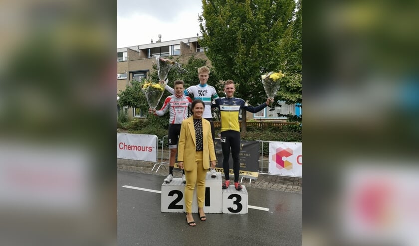 • Winnaar Lucas Jansen op het podium in Dordrecht.