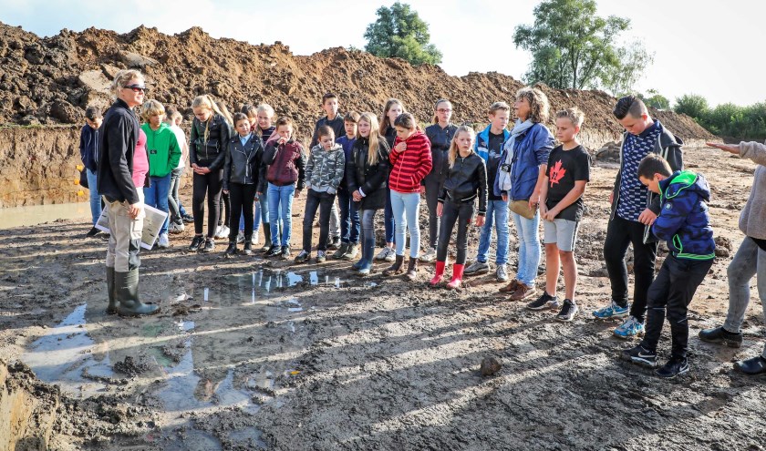 • Kinderen bezoeken de opgraving van het Mottekasteel in Kerkdriel.
