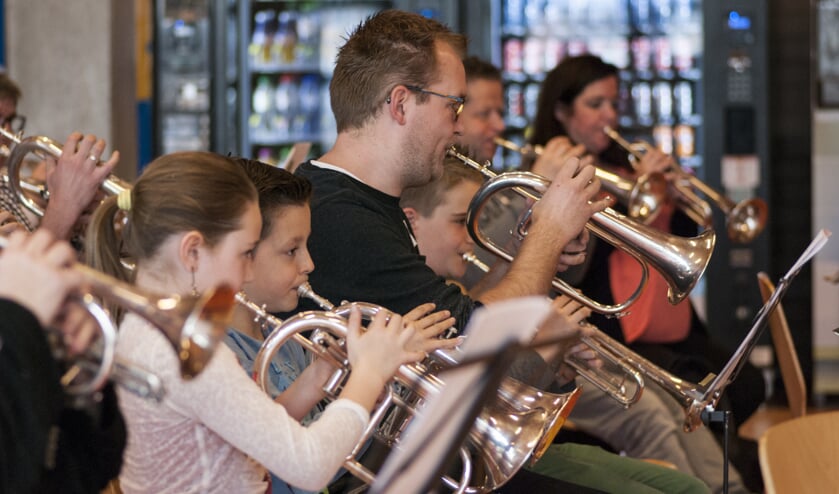 • Muziek maken is een hobby voor jong en oud.