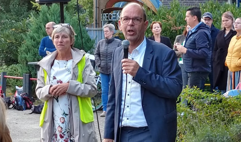 Wethouder Hans Tanis op De Regenboog in Nieuwendijk.