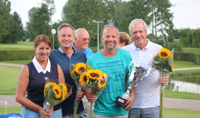 • Het winnende team van de 21 dorpen golfwedstrijd.