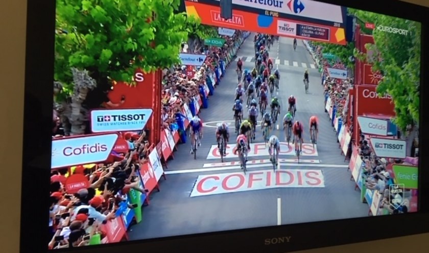 • Jakobsen verslaat Benett in de sprint tijdens de vierde etappe van de Vuelta.