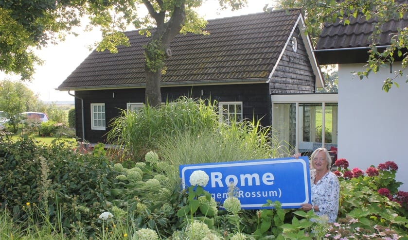 • Eigenares Annelies van Eijkeren bij haar B&B Op Rome.