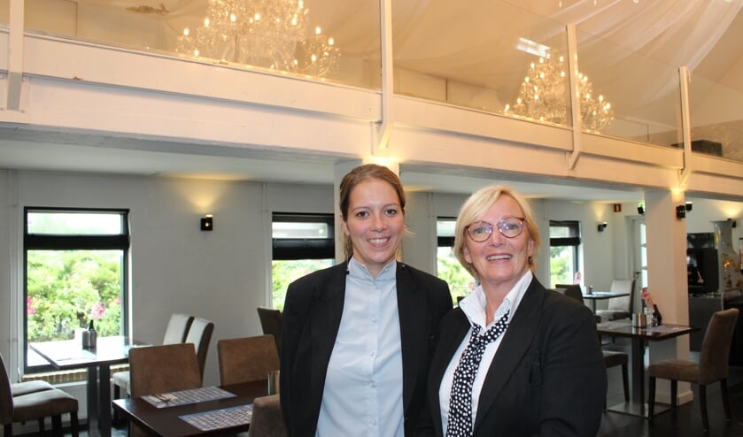 • Nicole in 't Hout (l) en Agnes Burggraaf in de 'trouwzaal'.