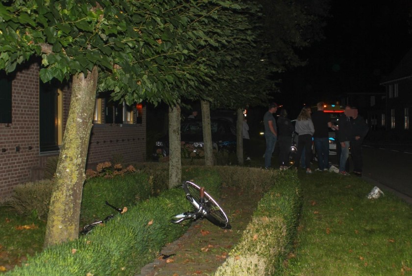 • De fiets en de auto belandden in een voortuin.