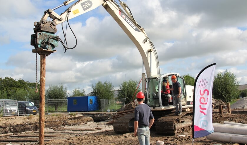 • Bestuurder Lizanne Lanser slaat een paal in de grond en geeft hiermee het startsein voor nieuwbouw Landsinghof.