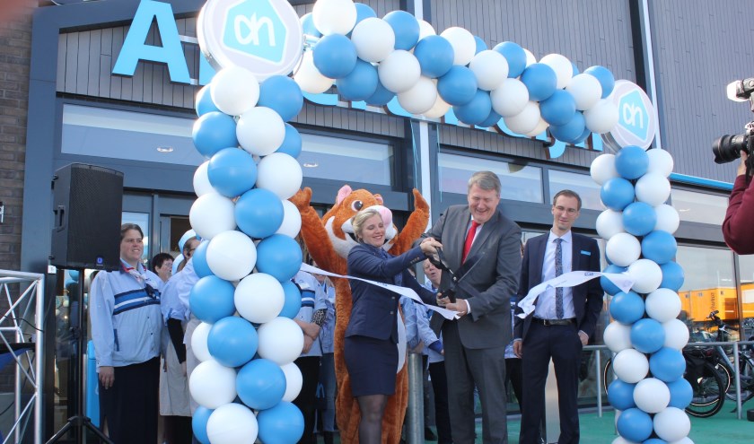 • Supermarktmanager Nicole van Namen en wethouder Willem Posthouwer openen de vernieuwde winkel.