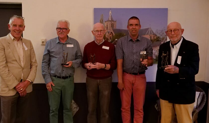 Op de foto van l/r wethouder Marcel Verweij,coördinator Johan van Oort, SchuldHUlpMaatje Johan Lens, administratief ondersteuner Rene Nagtegaal en voorzitter Theo Schouten.