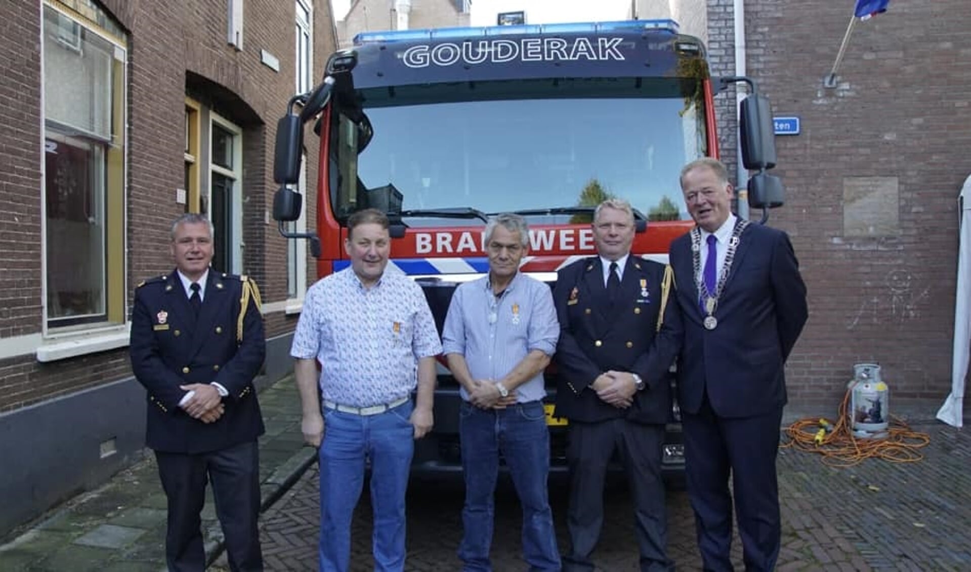 • De drie gedecoreerden met burgemeester Roel Cazemier.