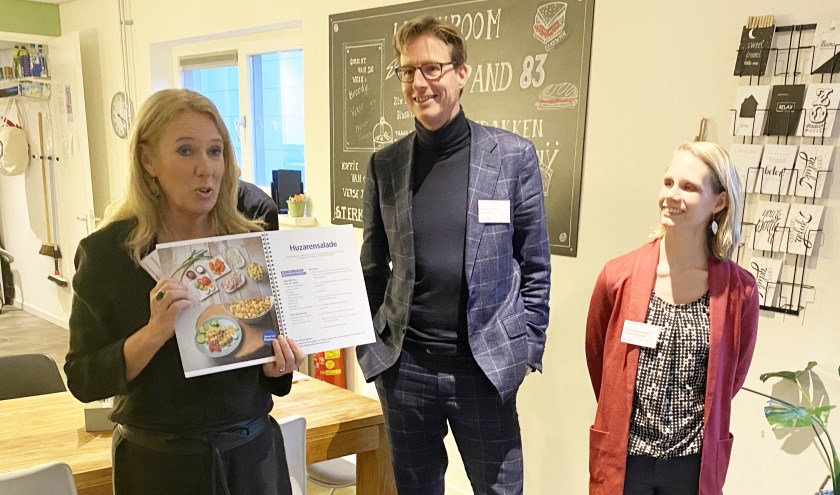 • Lizanne Lanser tijdens de uitreiking van het kookboek.