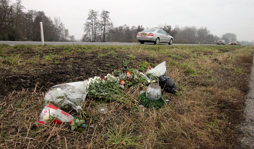• Bloemen op de plek van het ongeval.