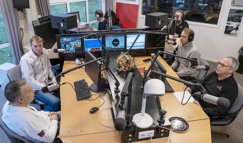 • Gezellige drukte in de studio van RTV Krimpenerwaard.