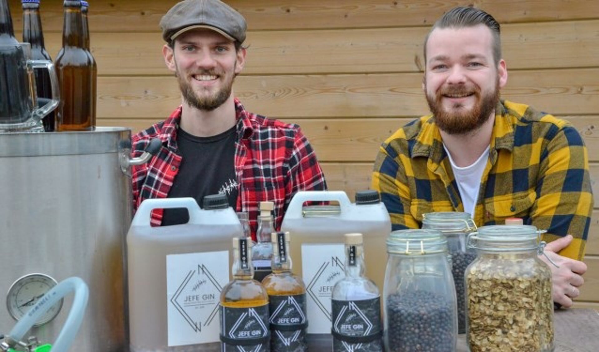 Alex Burgers brouwt bier en Justin Verburgt stookt gin. Zij zoeken een ruimte waar zij verder kunnen groeien. (Foto: Paul van den Dungen)