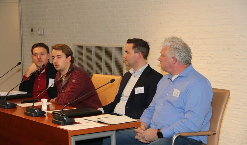 • Panelleden achter de tafel, v.l.n.r.: Wolter Ziggers van de Omgevingsdienst Regio Nijmegen, Kees Kroes van LTO Noord, John Horrevorts van RE-N Tehcnology BV en Henk van Vuren.