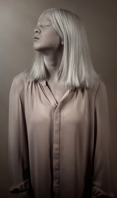 • Één van de portretfoto’s van Under my Skin is deze van het 15-jarige Chinese meisje Xueli Abbing.