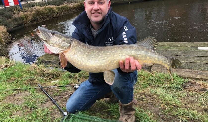 • Arjen van der Meer met de grootste snoek van de dag.