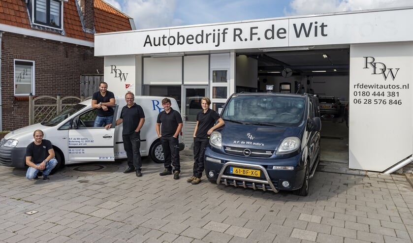 • Het team van R.F. de Wit Auto's.