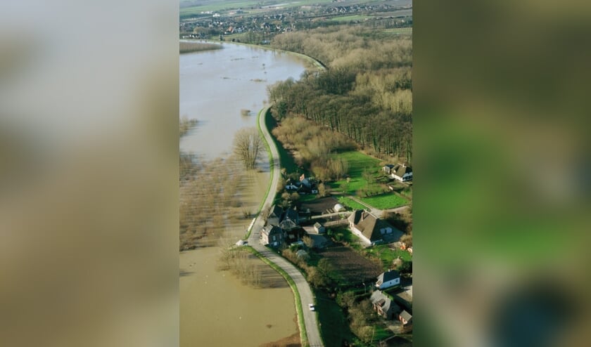 • Het water stond in 1995 tot aan de dijk. Deze foto is genomen bij Neerijnen.