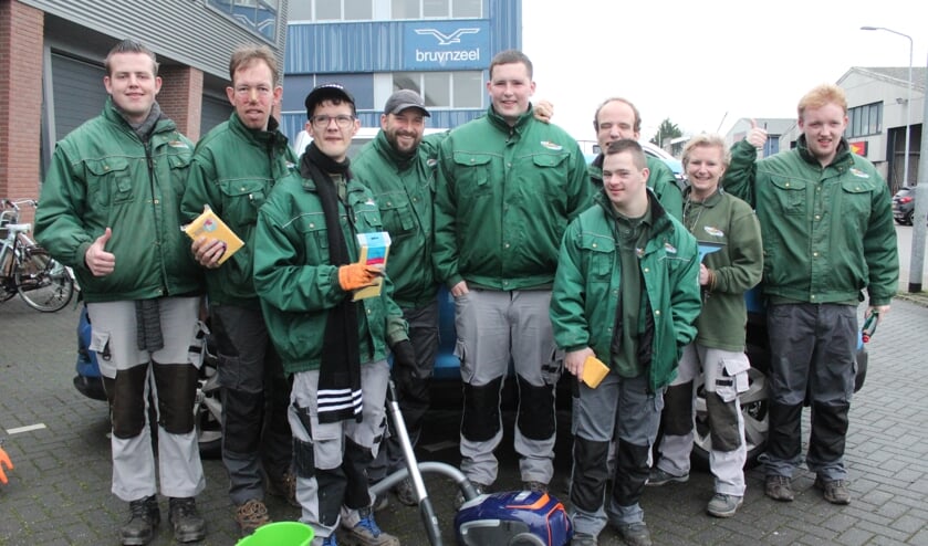 • De groengroep is klaar voor het wassen van de auto's en daarmee het steunen van Rutger.