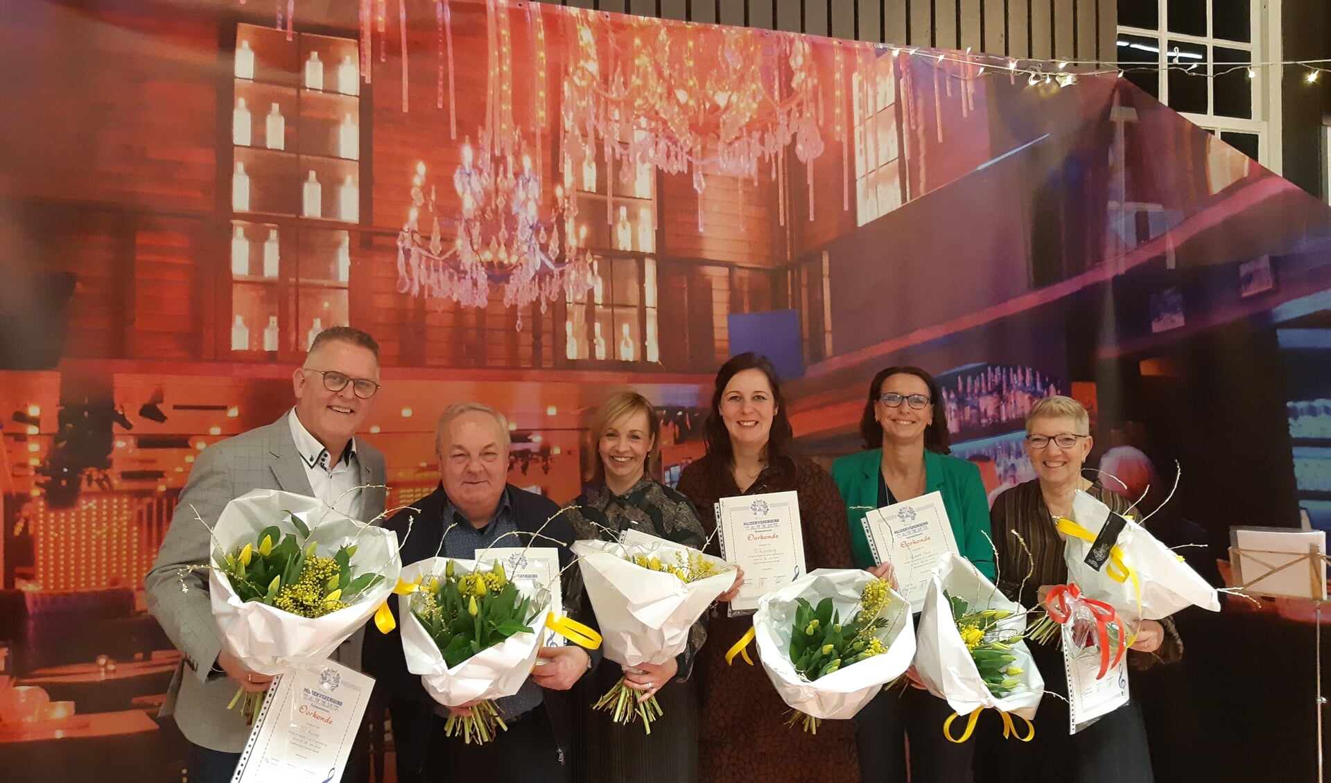 • Alle TAVENU jubilarissen op een rij, met van links naar rechts: René Kuzee, Joop van der Kleijn, Hanneke Verheij, Marjon Kuijlenburg, Ilja Veerbeek en Marja Verburg.