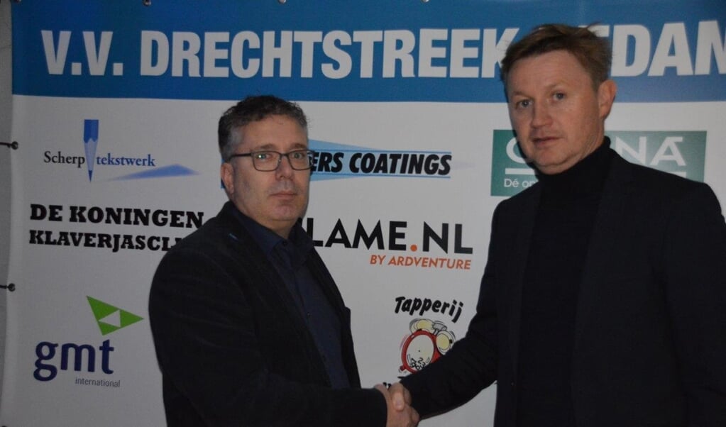 • Voorzitter Steven Wierckx feliciteert Paul Koster met zijn aanstelling als trainer van Drechtstreek.