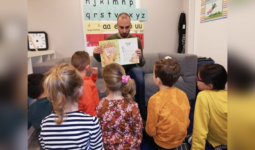 • Meester Niels leest voor.