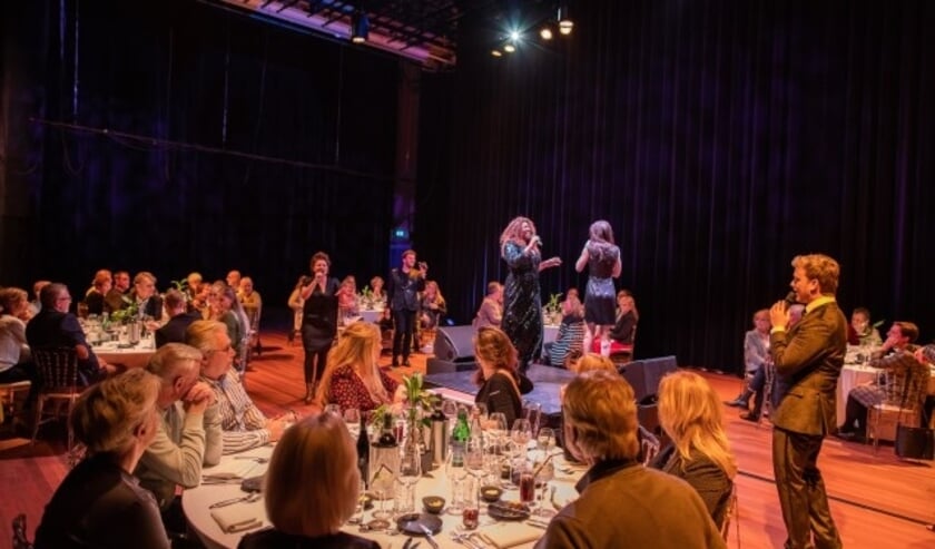 Voorgaande keren werd er aan het einde van de avond tussen de tafels gedanst, dus wie weet wat er dit keer staat te gebeuren.