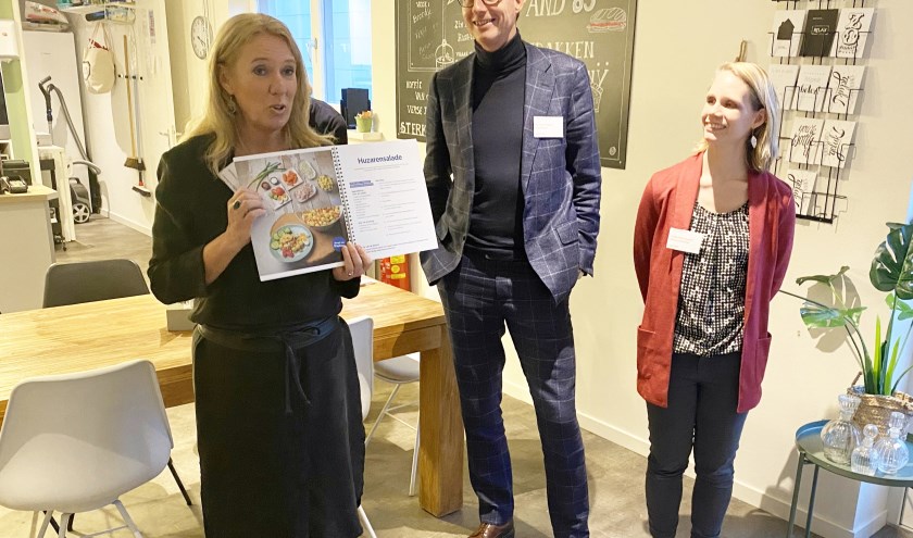 • Lizanne Lanser tijdens de uitreiking van het kookboek.