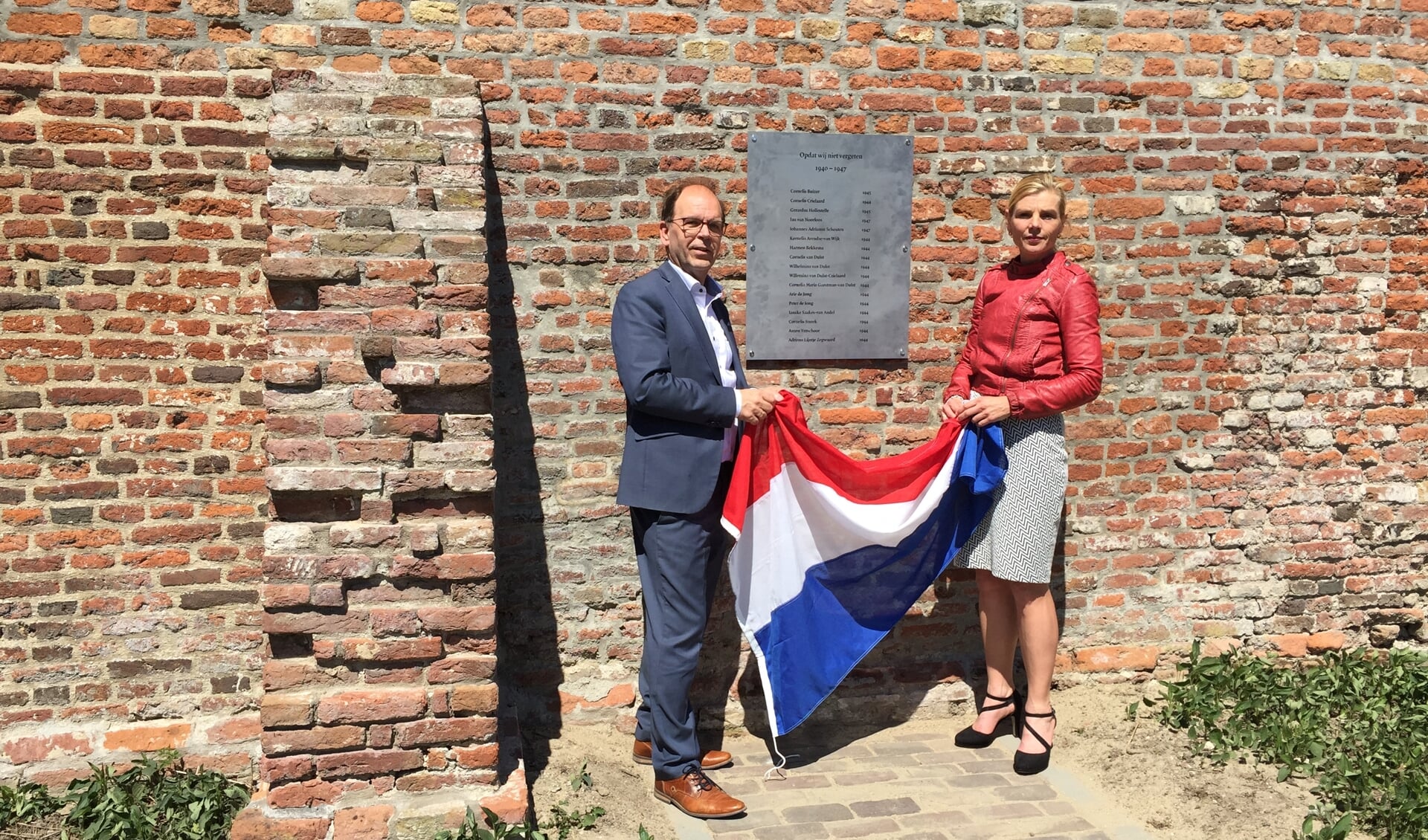 Wethouders Hans Tanis en Paula Jorritsma hebben vorig jaar in Andel een plaquette onthuld waarop de namen zijn gegraveerd van Andelse oorlogsslachtoffers.