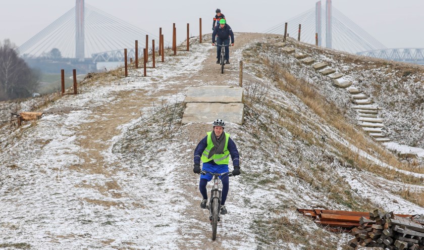• Als wethouder in Zaltbommel heeft Simon Buwalda zich onder andere ingezet voor het project Ketelsteeg, waar de oude vuilnisbelt werd omgetoverd in een uitdagend MTB-parcours en een zonnepark. Deze foto is gemaakt tijdens de opening op 3 maart 2018.