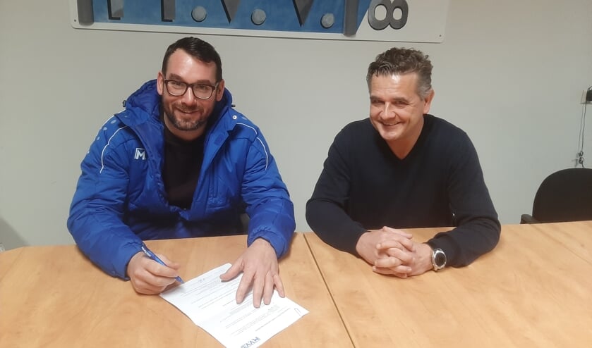 • Robin Berendsen zet zijn handtekening onder de nieuwe verbintenis.