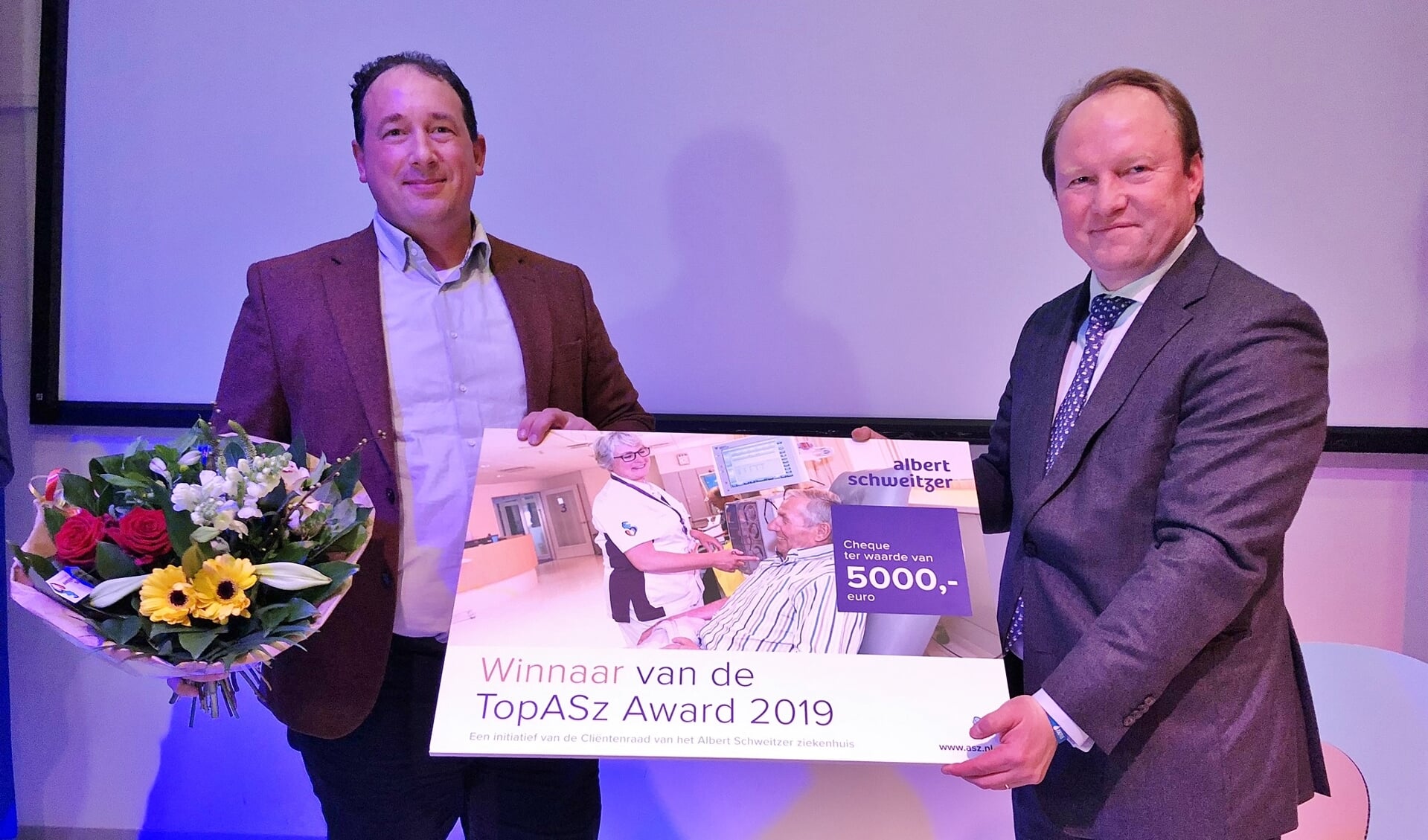 • Internist-hematoloog Peter Westerweel (links) kreeg de prijs uit handen van burgemeester Van der Loo van Zwijndrecht.