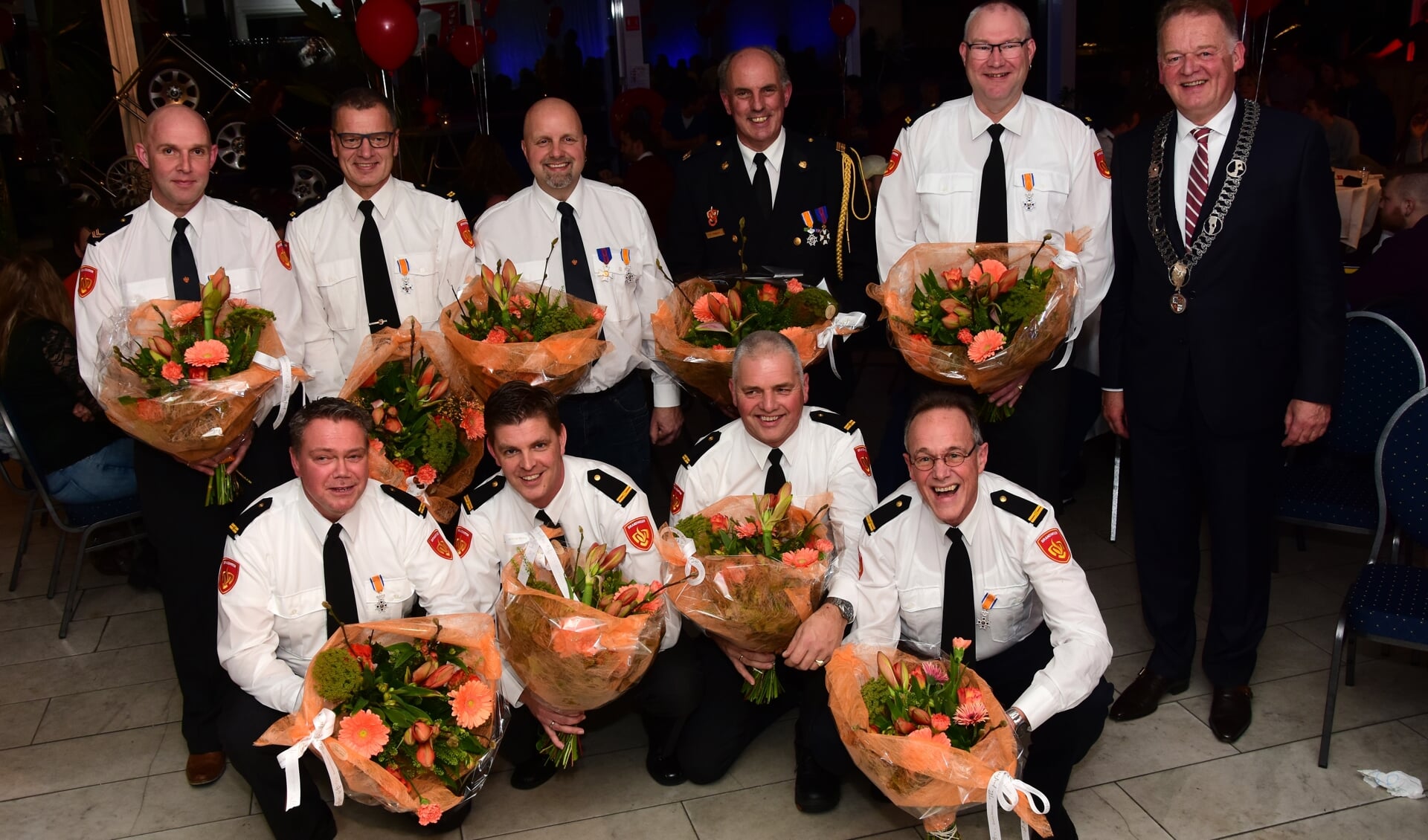 • Maar liefst negen brandweermannen van de brandweer Ouderkerk aan den IJssel kregen een lintje uitgereikt. 