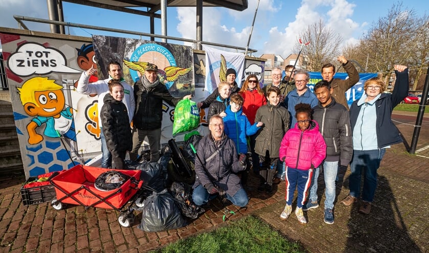 Plastic Guerrilla ruimt zwerfvuil op in Leerdam-West