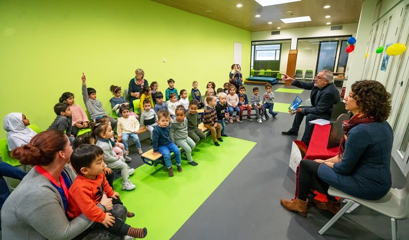 Wethouder Cees Taal leest voor uit het boek de Moppereend